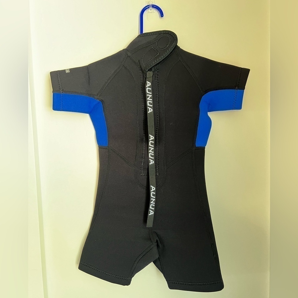Aunua little boys short wetsuit in size 4 - Picture 4 of 7